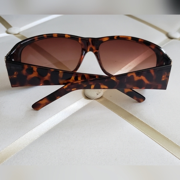 *3/$15Square Tortoise Sunglasses - Picture 5 of 6